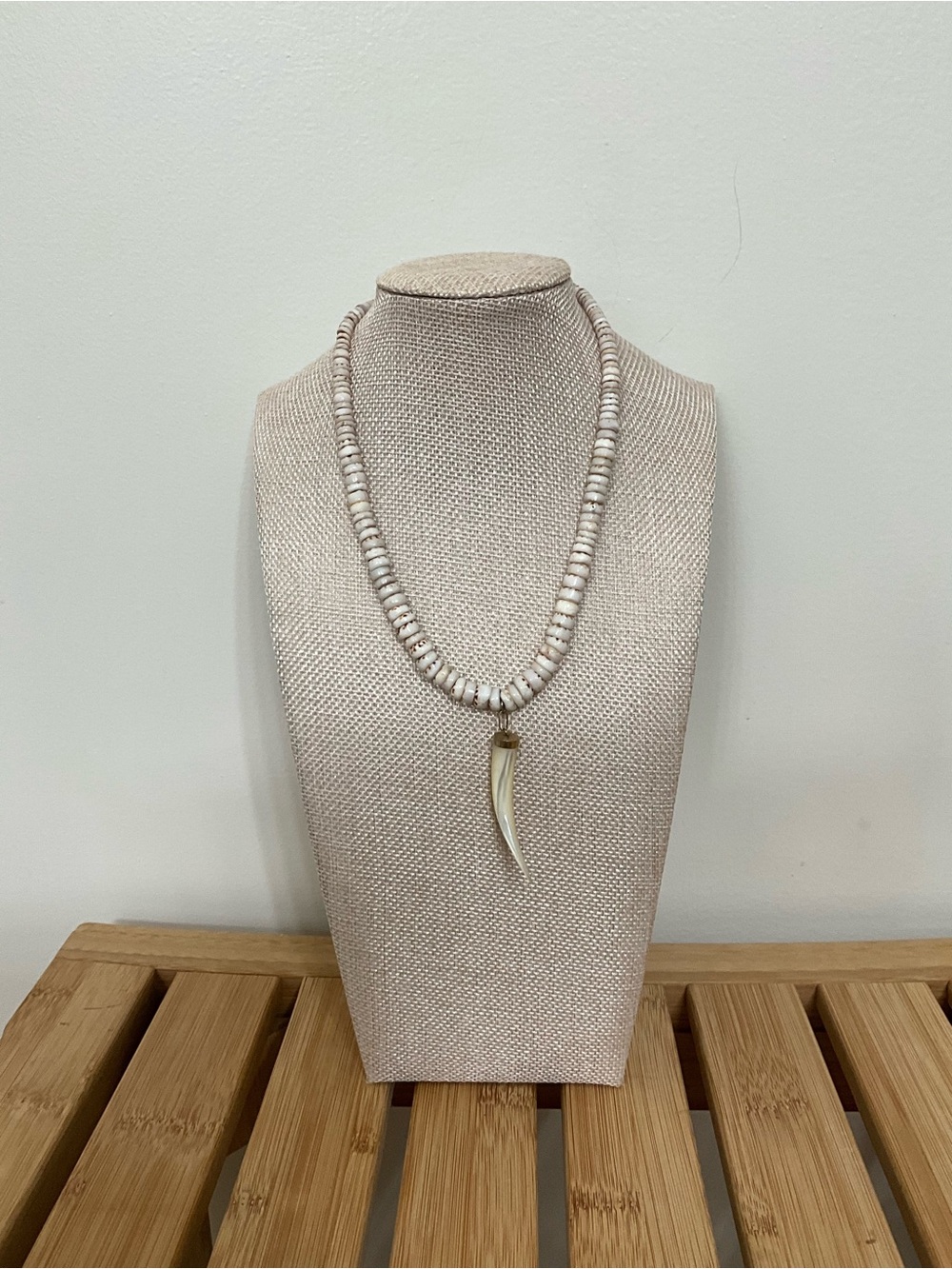 Vintage White Heishi Bead Necklace 16” Horn Tusk Pendant Boho Southwestern